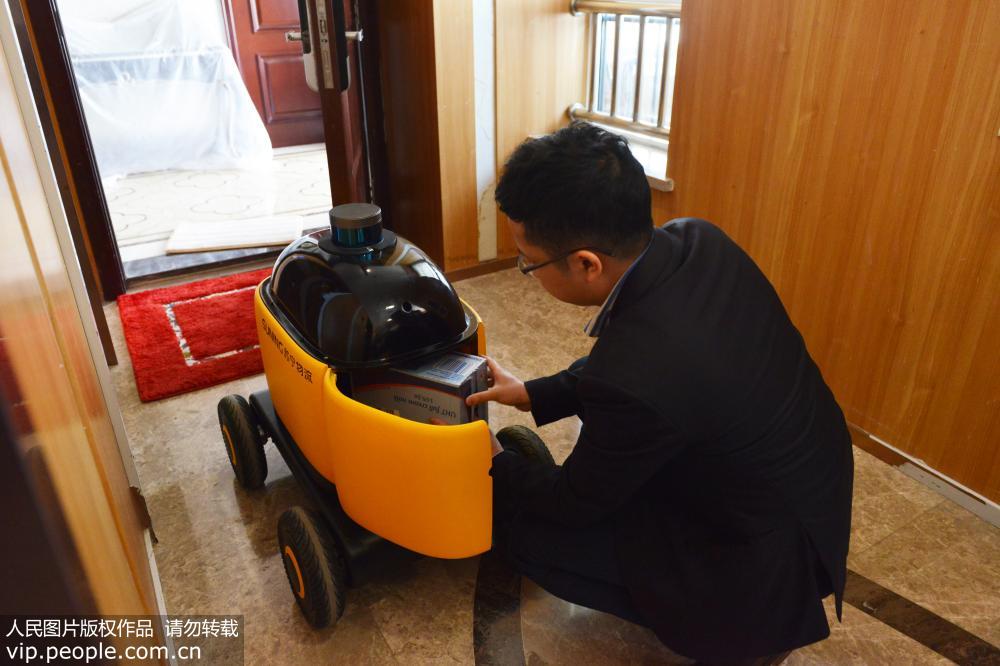 Le premier robot-livreur de Chine fait le show à Nanjing