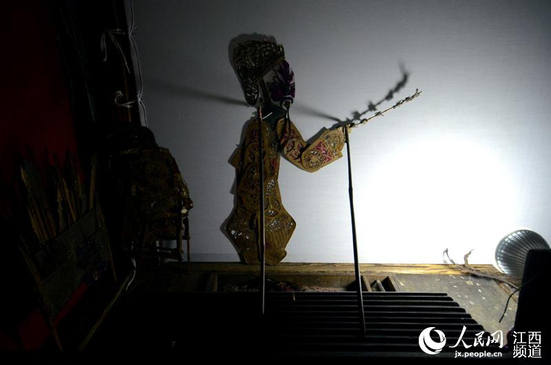 Derrière le rideau : la transmission du théâtre d'ombres chinoises