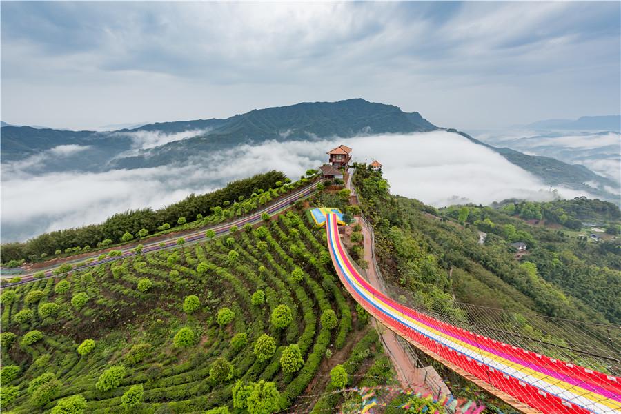 Guizhou : une balançoire au bord de la falaise