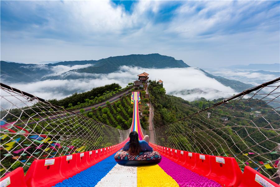 Guizhou : une balançoire au bord de la falaise