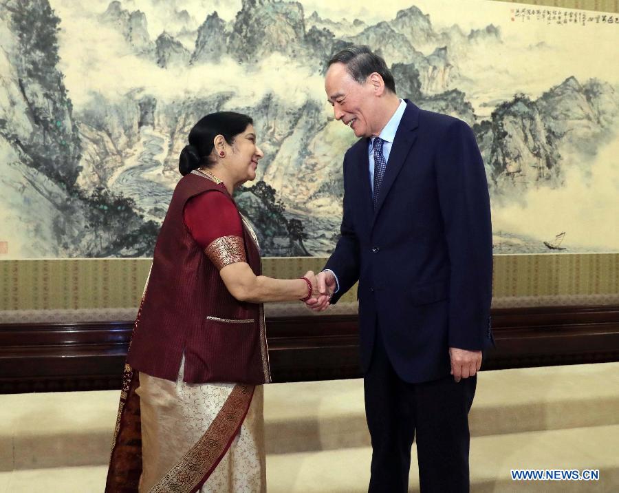 Le vice-président chinois Wang Qishan rencontre la ministre indienne des Affaires étrangères