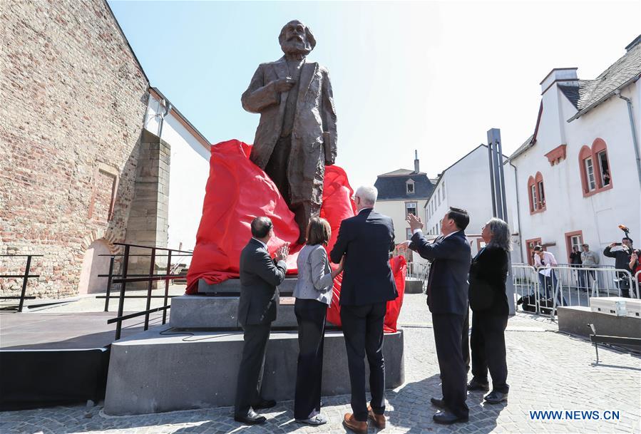 Une statue de Karl Marx offerte par la Chine dévoilée à Trèves, en Allemagne