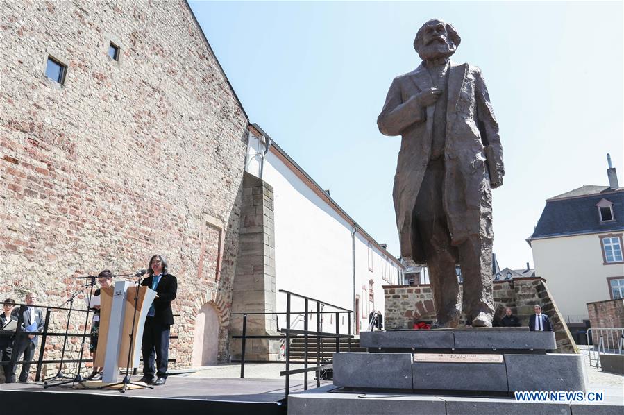 Une statue de Karl Marx offerte par la Chine dévoilée à Trèves, en Allemagne