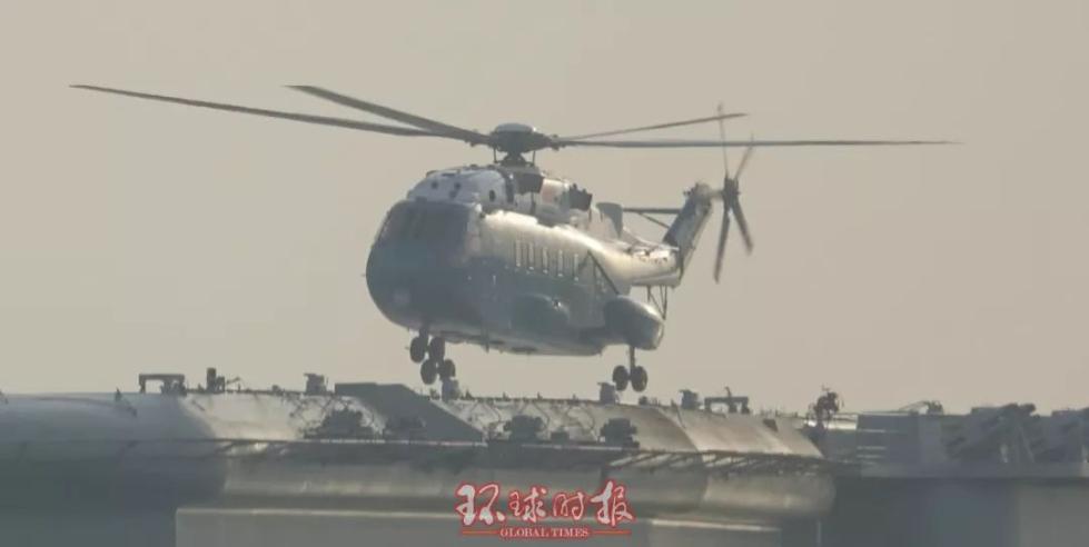 Premier décollage et atterrissage d'un hélicoptère sur le nouveau porte-avions chinois