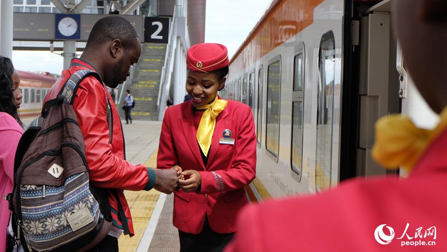 A la rencontre des hôtesses de bord du chemin de fer Mombasa-Nairobi