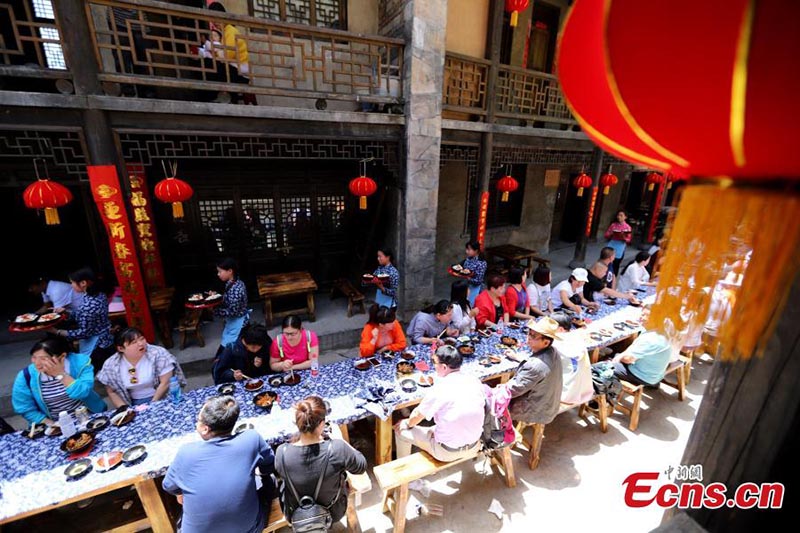 Organisation d'un banquet sur table longue dans le centre de la Chine