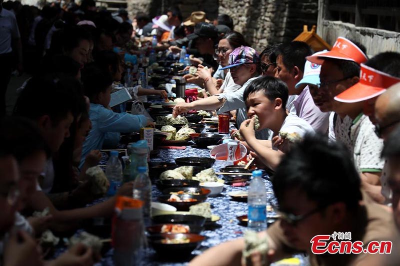 Organisation d'un banquet sur table longue dans le centre de la Chine