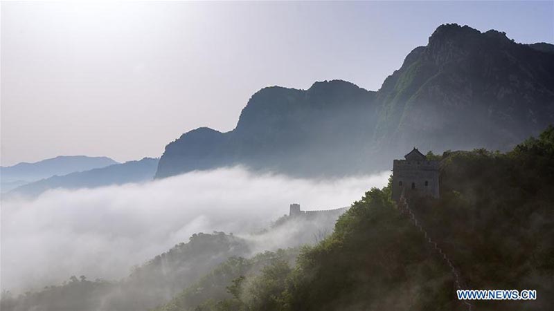 La Grande Muraille de Huangyaguan dans une mer de nuages
