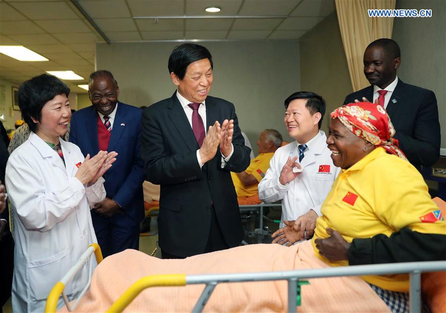 Le plus haut législateur chinois en visite en Namibie appelle à une coopération plus étroite
