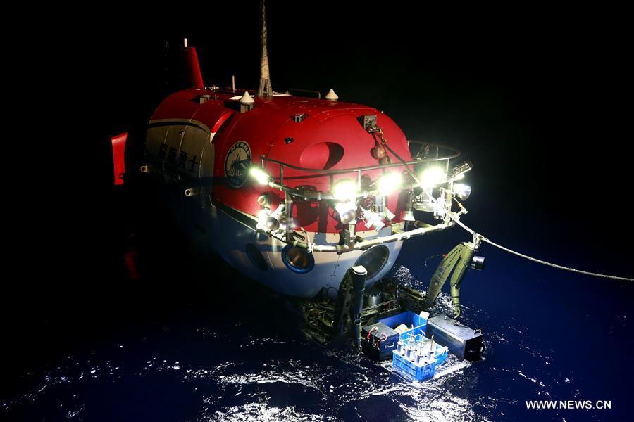 Plongée nocturne d'un submersible chinois habité en mer de Chine méridionale