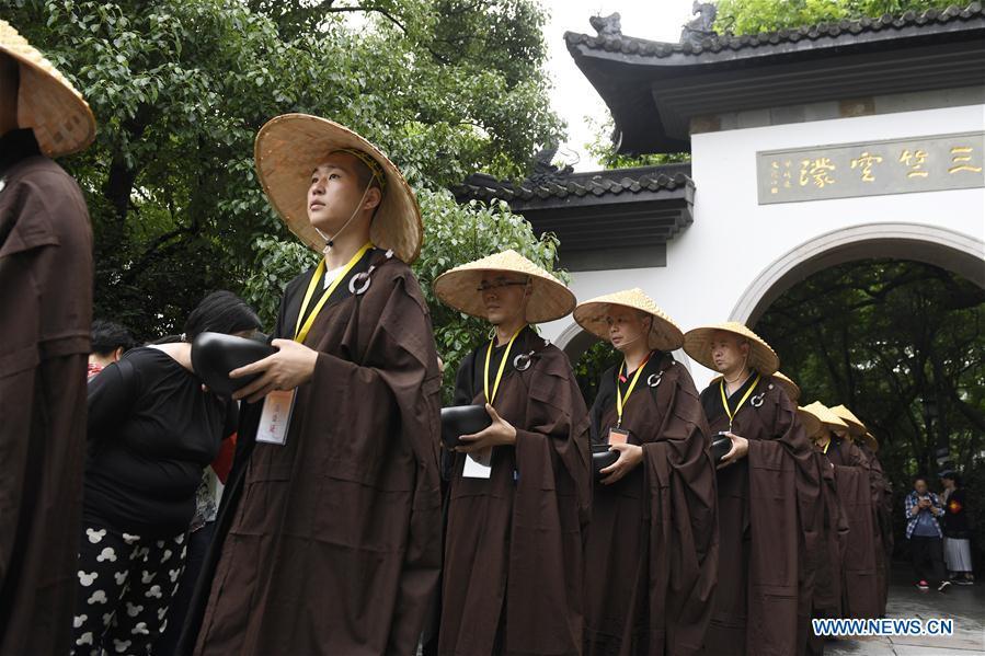 Des moines participent à la marche traditionnelle des mendiants à Hangzhou