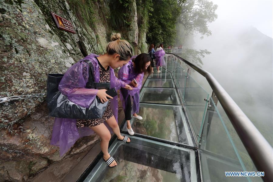 Ouverture d'un pont en verre dans l'est de la Chine