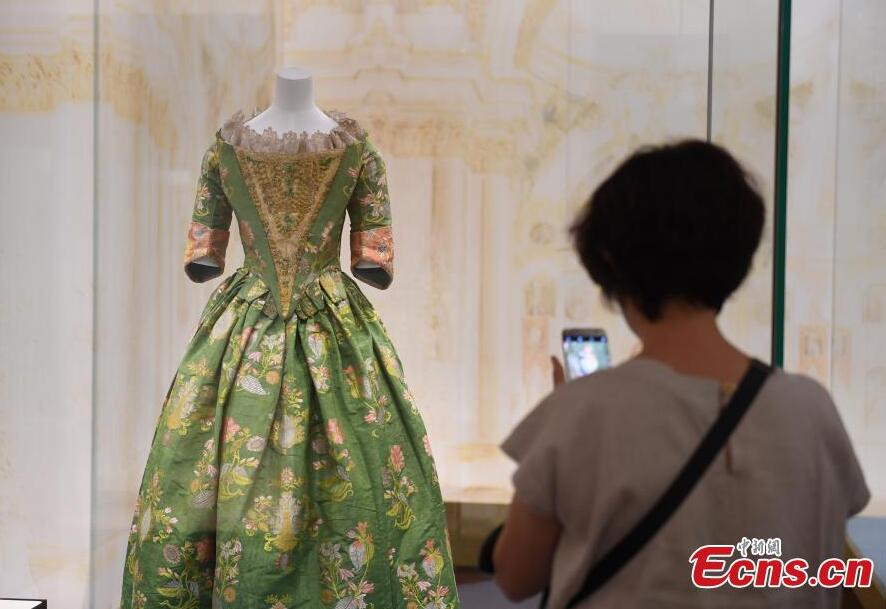 Une robe occidentale vieille de 300 ans exposée à Hangzhou