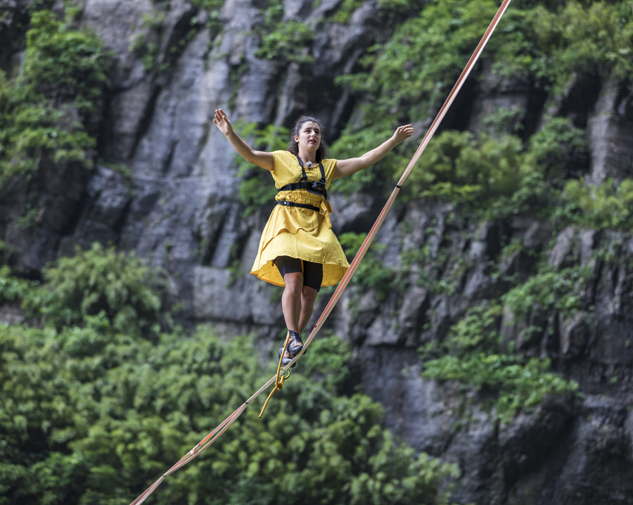 Une Française remporte un concours de slackline en talons hauts dans le Hunan