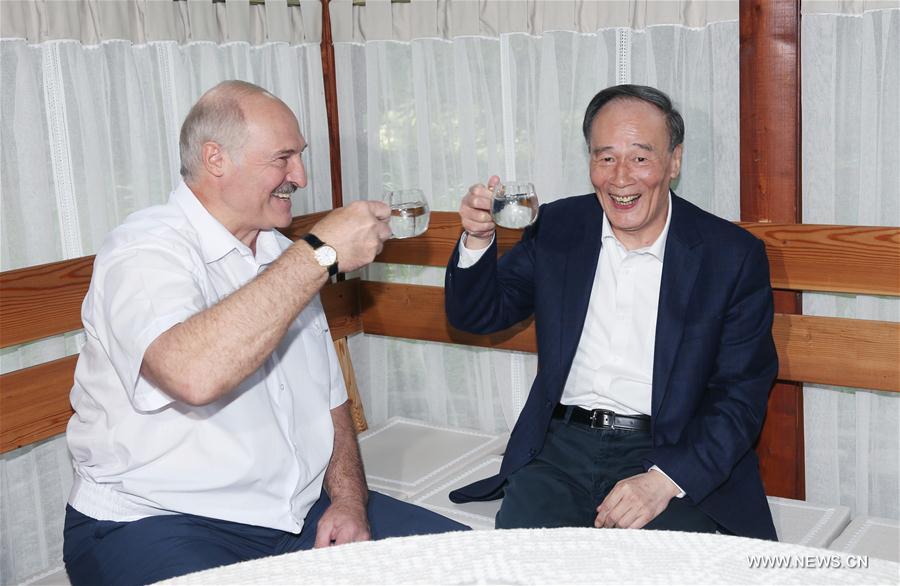 Le vice-président chinois et le président biélorusse discutent des relations bilatérales