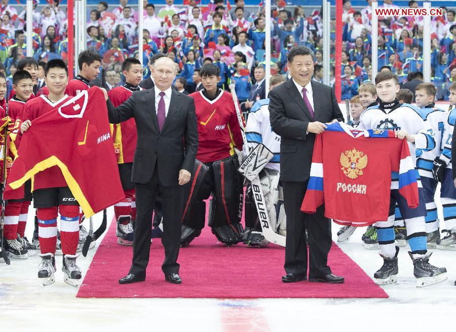 Les présidents chinois et russe assistent à un match de hockey sur glace