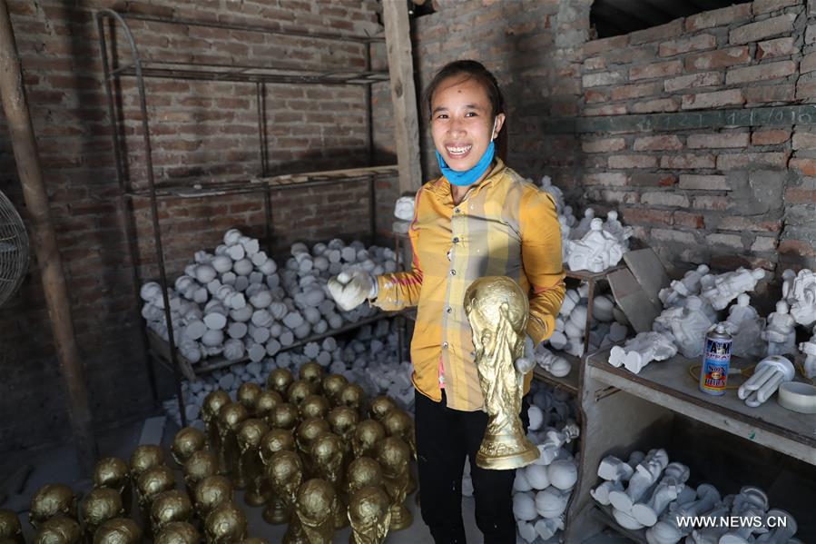 Fabrication au Vietnam de souvenirs pour la Coupe du Monde
