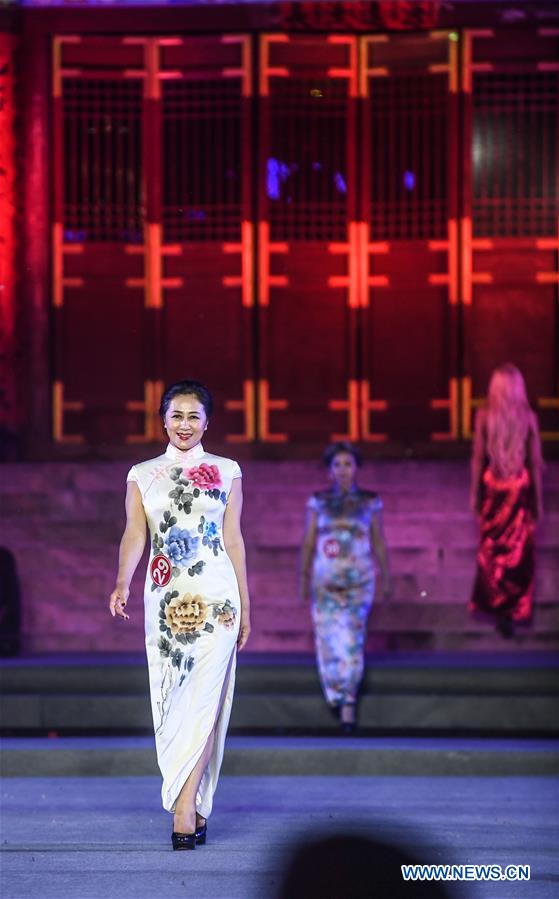 Chine : 1er Concours international de mannequins vêtus de qipao