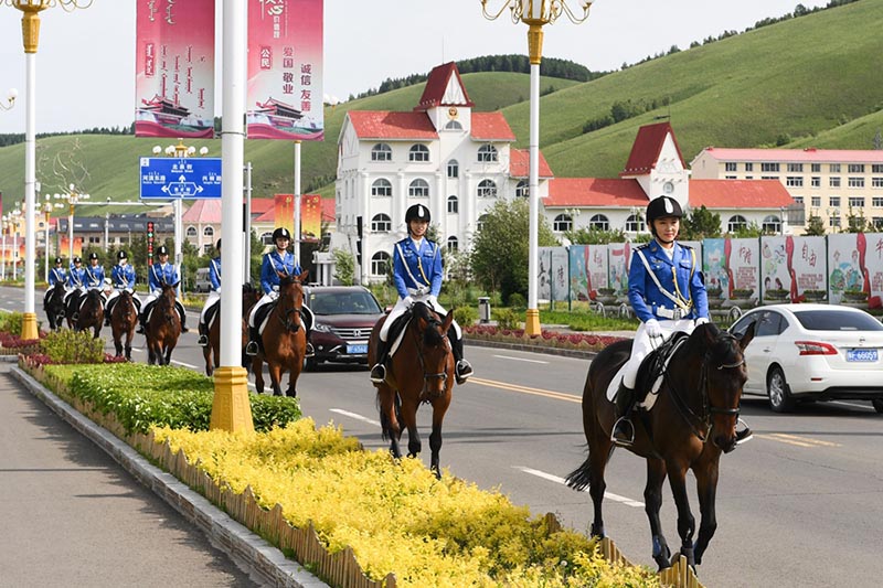 En Mongolie-Intérieure, les cavalières de la police montée en patrouille