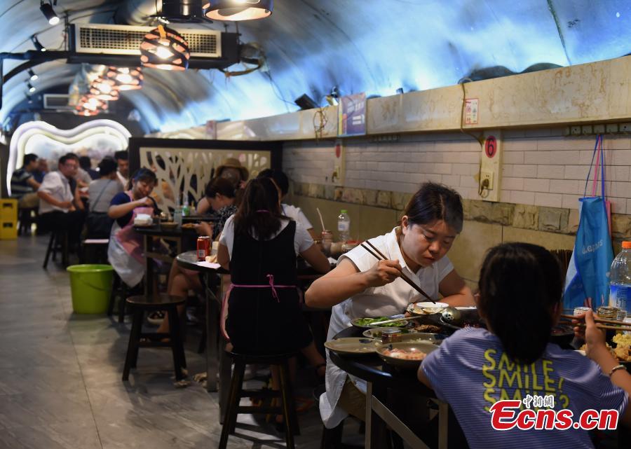 Chongqing : un abri anti-aérien devient un restaurant de fondue chinoise à succès