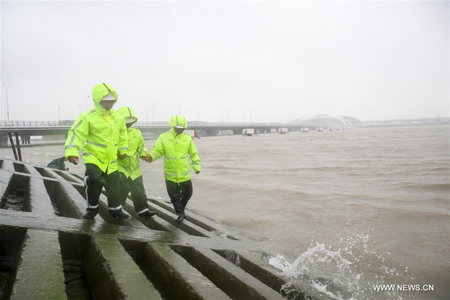 Shanghai évacue 190.000 habitants à l'approche du typhon Ampil