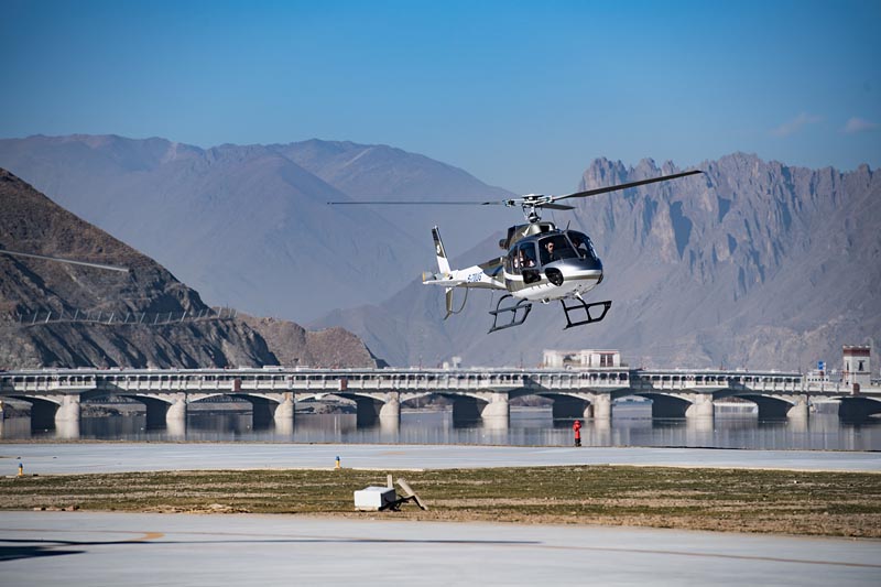 Une compagnie d'hélicoptères donne des ailes à des étudiants pauvres du Tibet