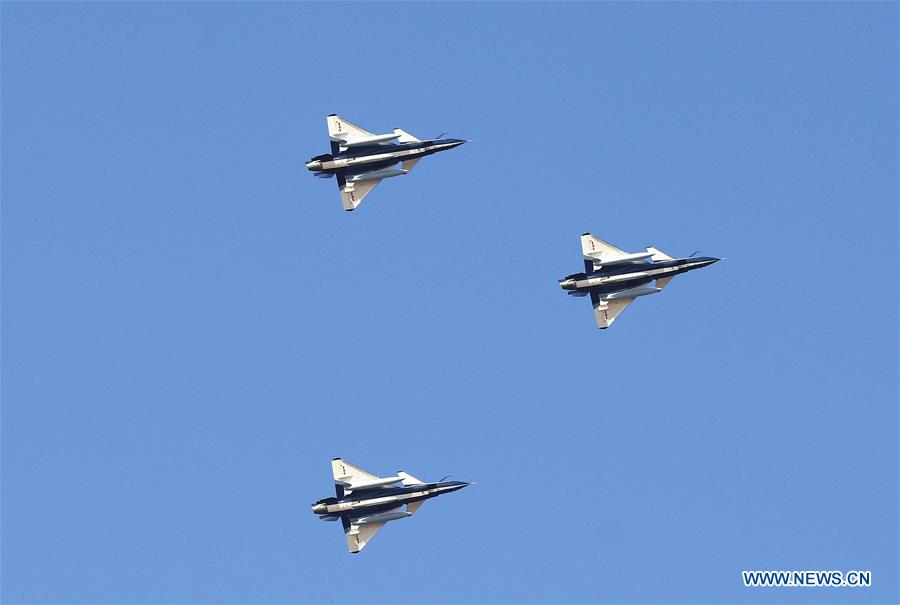 L'équipe de voltige aérienne des forces aériennes chinoises en route pour des spectacles en Russie