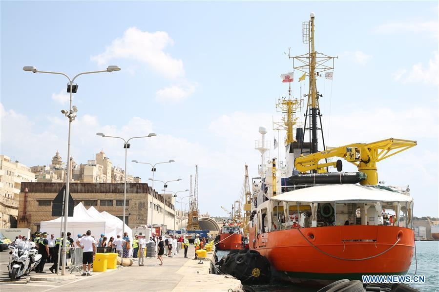 L'Aquarius accoste à Malte qui commence à traiter les 141 migrants à bord