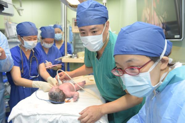Naissance d'un bébé en bonne santé après une opération du coeur dans l'utérus de la mère