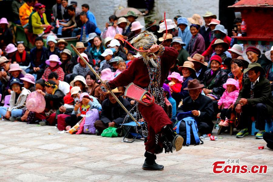 La danse « cham » dans un monastère tibétain