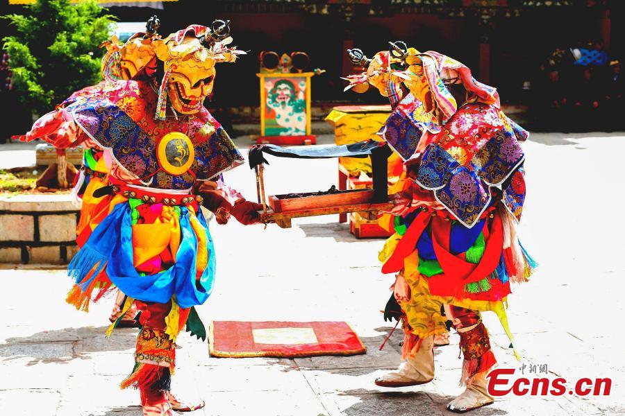 La danse « cham » dans un monastère tibétain