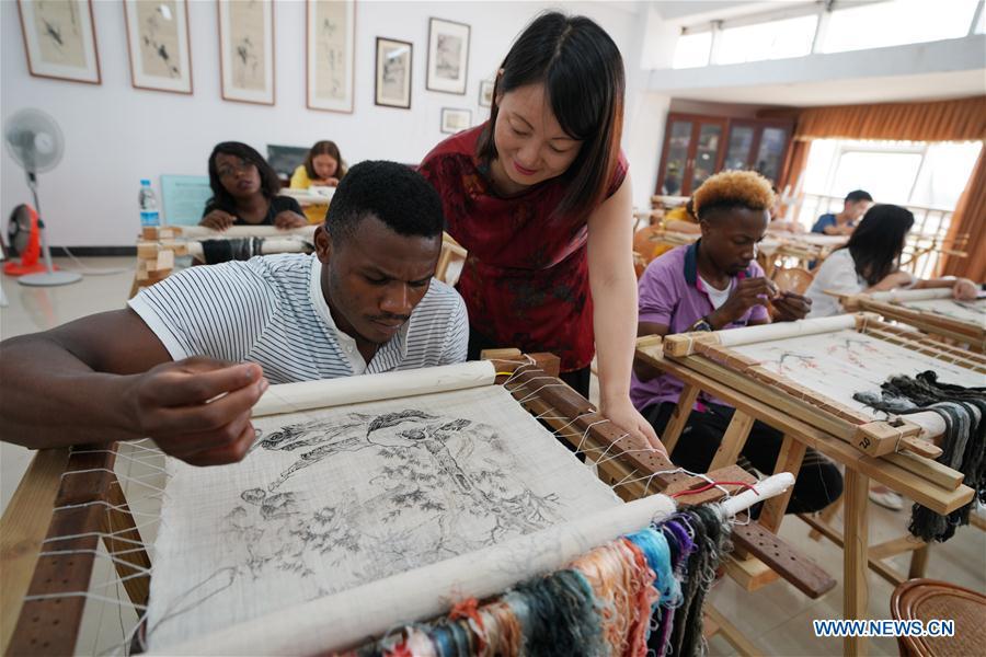Des étudiants africains apprennent la culture chinoise à l'université de Xinyu