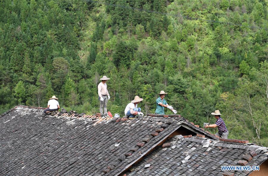 Réparations après le passage du typhon Mangkhut dans le sud de la Chine