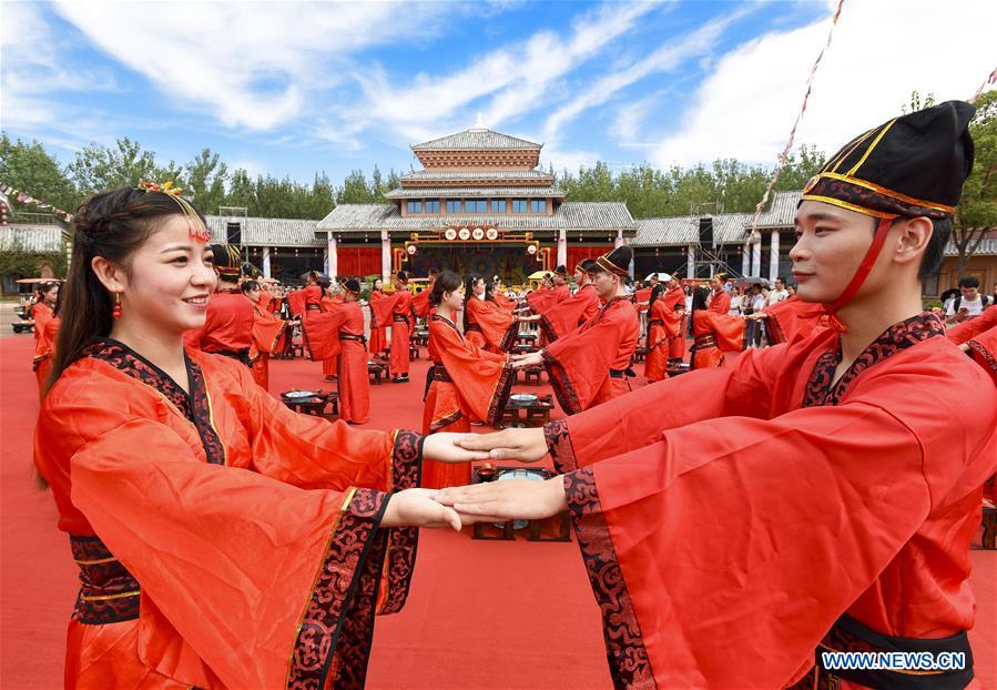 Anhui : un mariage de groupe de cinquante couples