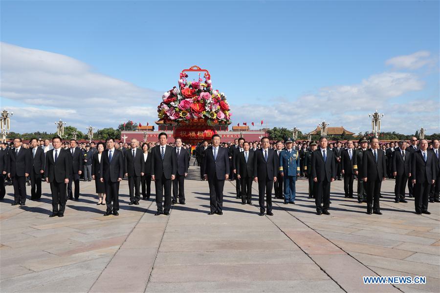 Les dirigeants chinois rendent hommage aux héros nationaux sur la place Tian'anmen