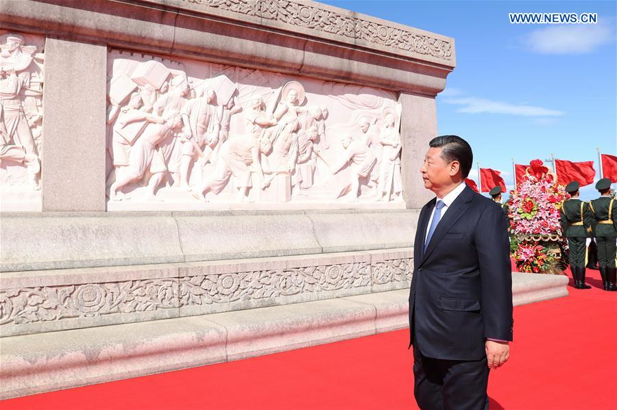 Les dirigeants chinois rendent hommage aux héros nationaux sur la place Tian'anmen
