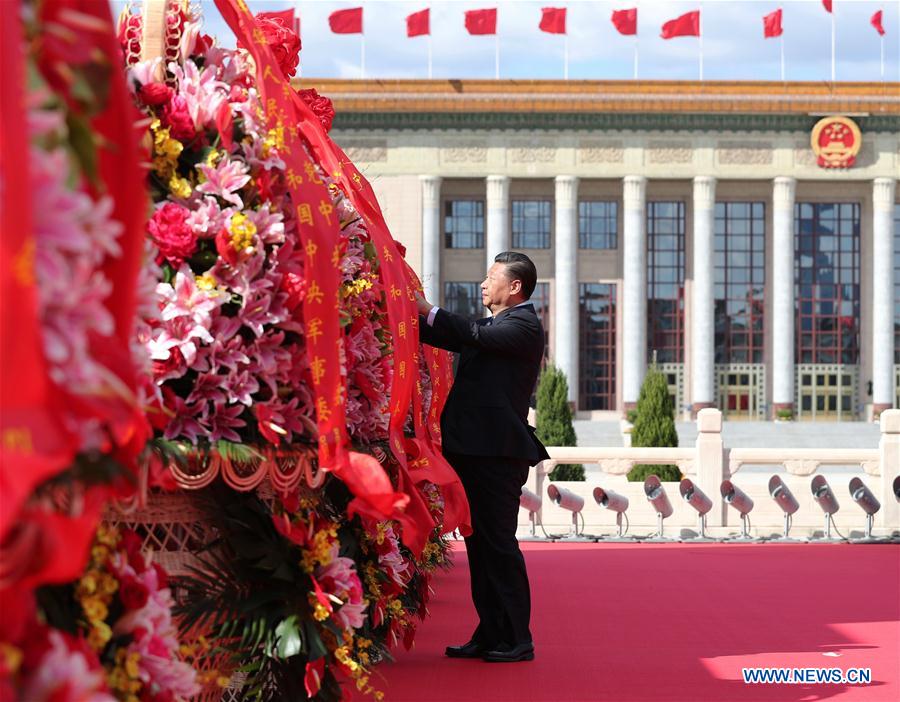 Les dirigeants chinois rendent hommage aux héros nationaux sur la place Tian'anmen