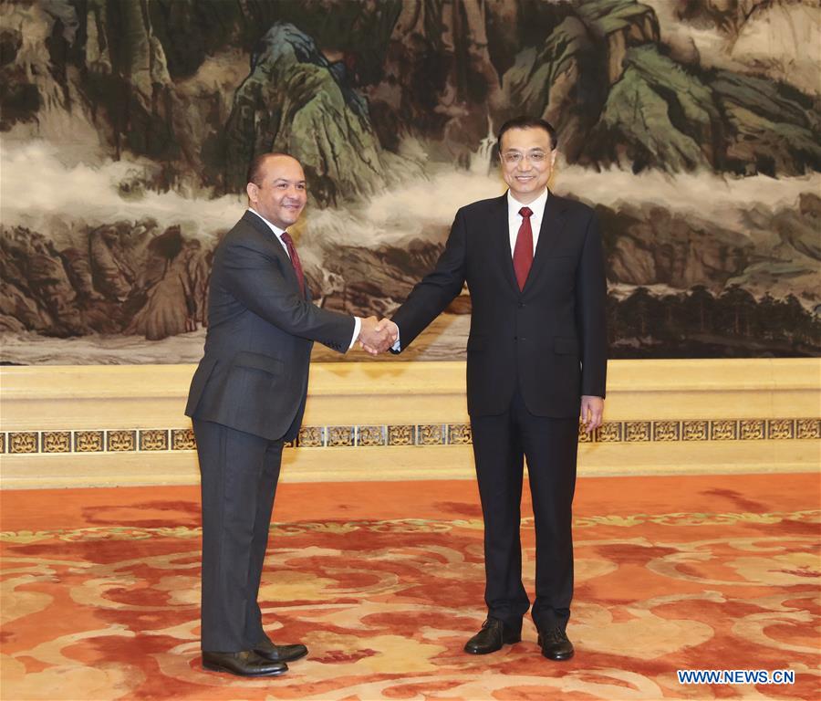 Le PM chinois rencontre de nouveaux ambassadeurs étrangers à la veille de la Fête nationale
