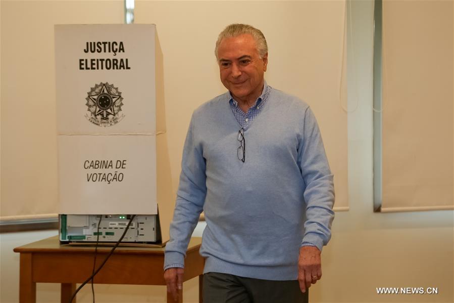 Elections générales au Brésil : M. Temer vote dans une école