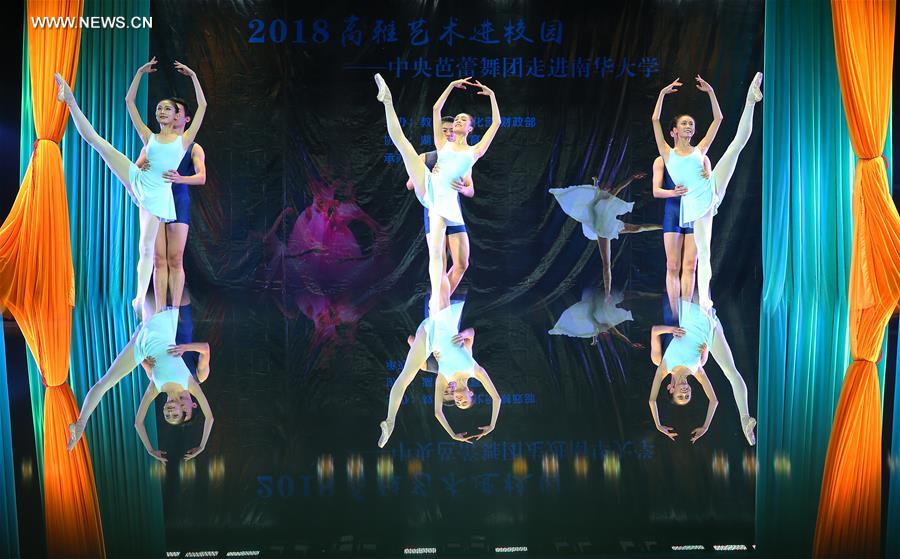Chine : spectacle de ballet pour des étudiants et des enseignants à Hengyang