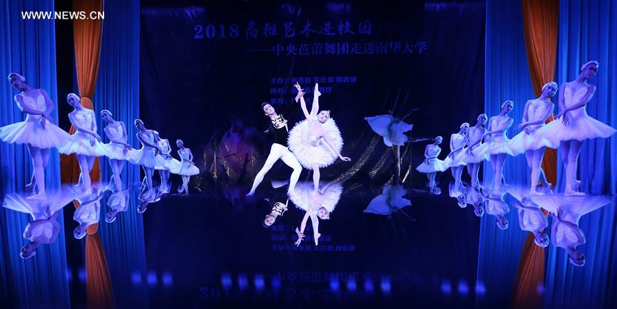 Chine : spectacle de ballet pour des étudiants et des enseignants à Hengyang