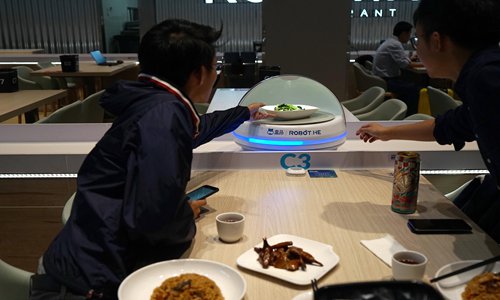 Lancement d'un restaurant robotisé pour l'ouverture de la première Exposition des importations de Chine