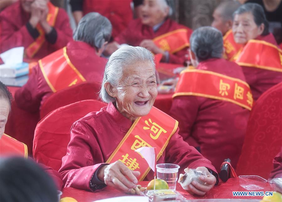 Chine : les personnes âgées à l'honneur pour la fête de Chongyang