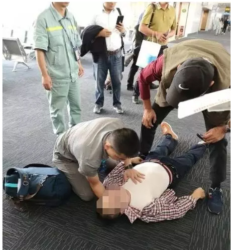 Miracle ! Un homme victime d'une crise cardiaque reprend vie à l'aéroport