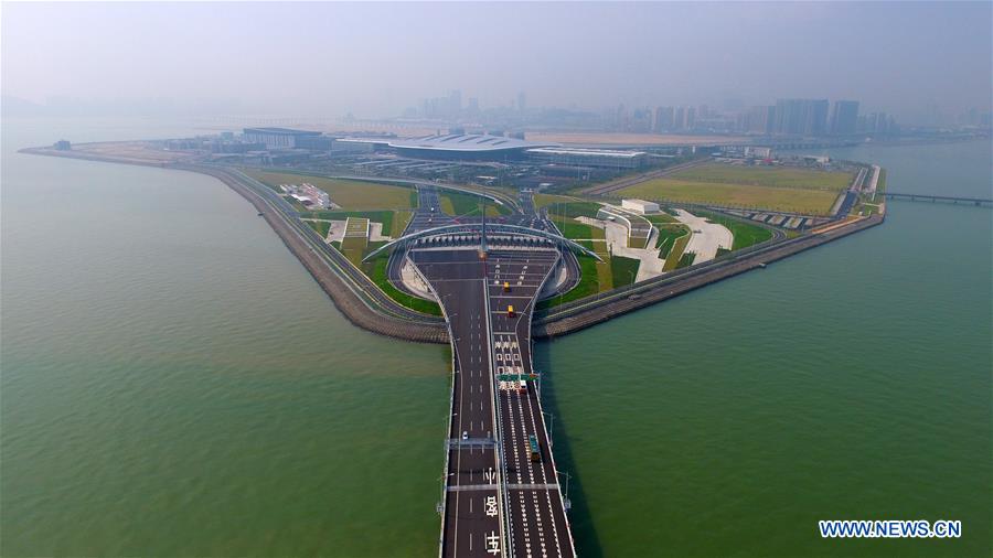 Chine : le plus long pont maritime du monde ouvert à la circulation