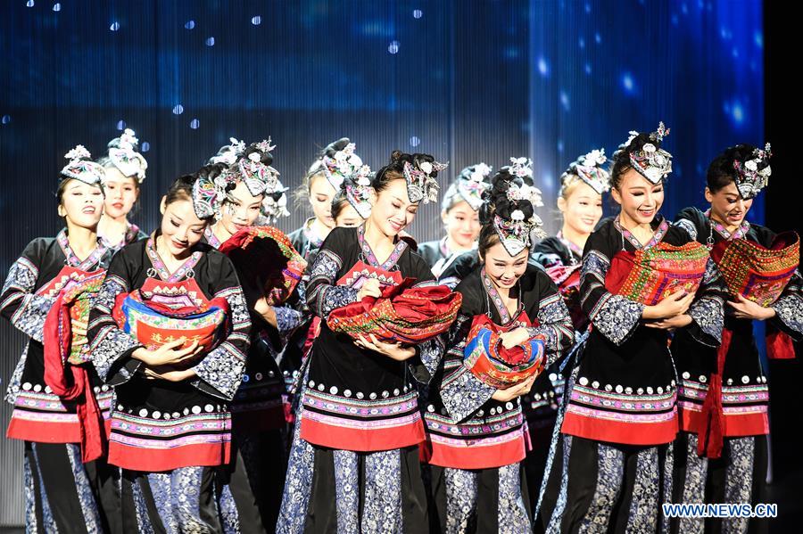 Un spectacle de danse dans le sud-ouest de la Chine