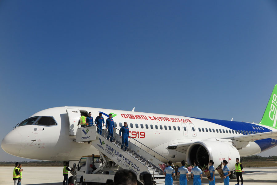 Premier vol d'essai pour l'avion chinois C919 à l'aéroport Yaohu de Nanchang