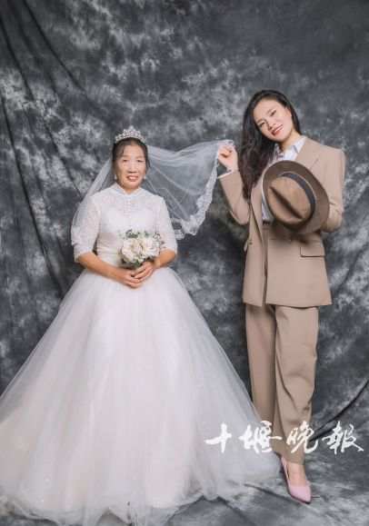 Une jeune femme pose avec sa mère veuve pour ses premières photos de mariage