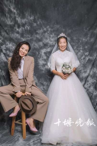 Une jeune femme pose avec sa mère veuve pour ses premières photos de mariage
