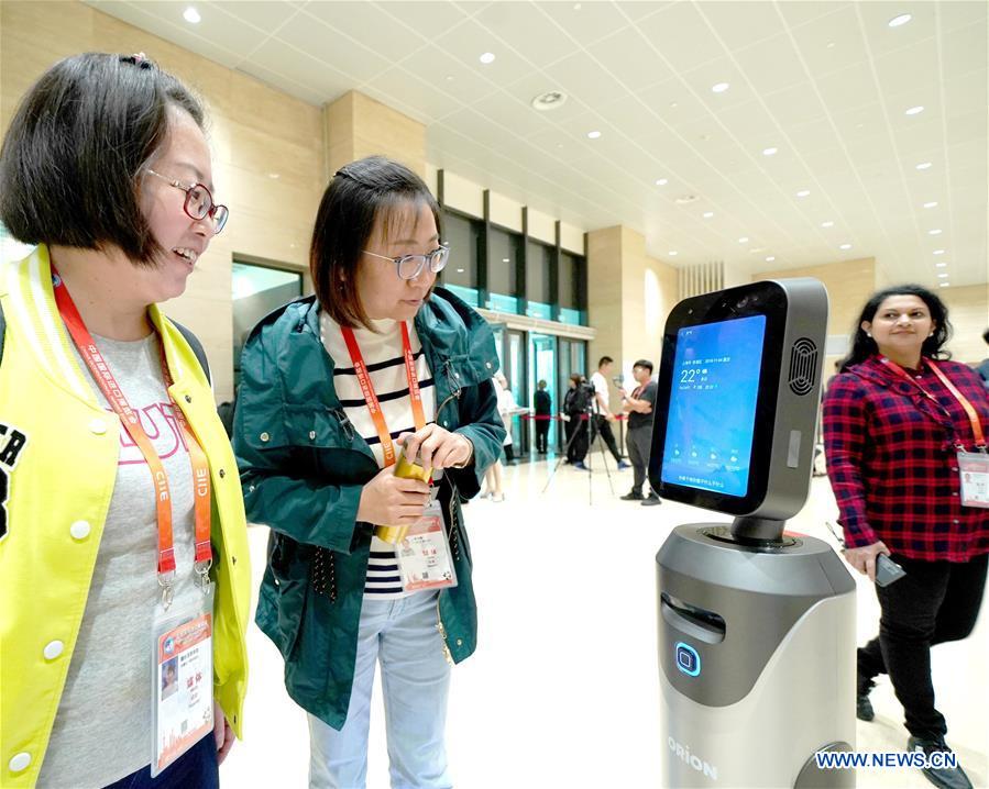 CIIE : les robots aident les visiteurs à choisir des produits